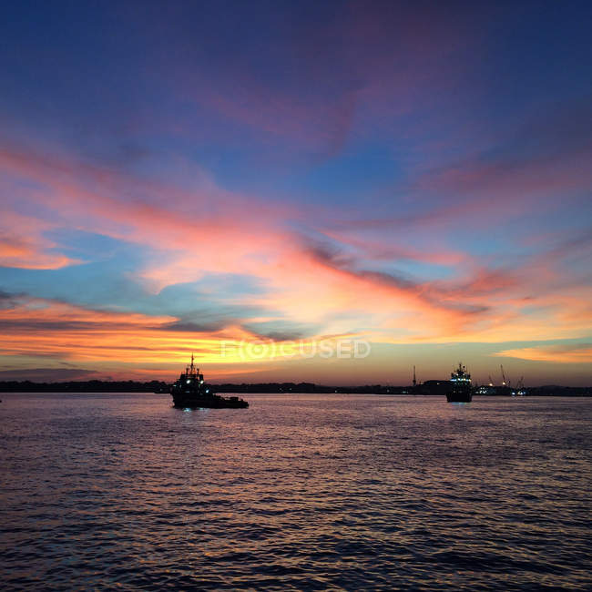 Vista panoramica di Oil rig al tramonto — Foto stock