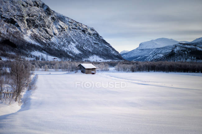 Noruega, Hemsedal, Pequena cabana nas montanhas, vista panorâmica — Fotografia de Stock