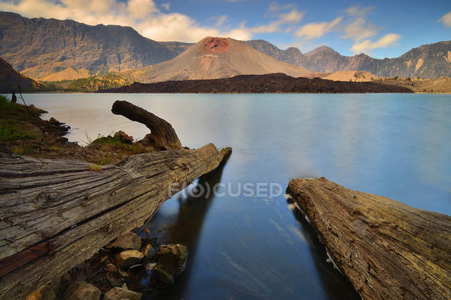 Vista panorámica del Monte Rinjani a través del lago, Lombok, West Nusa Tenggara, Indonesia - foto de stock