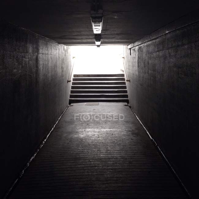 Свет в конце тоннеля, монохромное изображение — стоковое фото