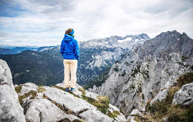 Frau, die auf dem Berg steht und die Aussicht betrachtet, salzburg, Österreich — Stockfoto