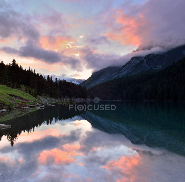 Vista panoramica dell'alba al Two Jack Lake, Banff National Park, Alberta, Canada — Foto stock