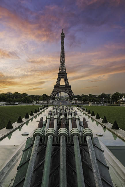 Malerischer Blick auf den Eiffelturm bei Sonnenuntergang, Paris, Frankreich — Stockfoto