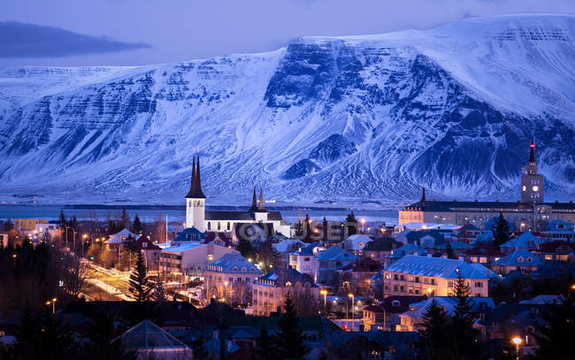 Vista panorámica del horizonte de la ciudad al atardecer, Reykjavik, Islandia - foto de stock