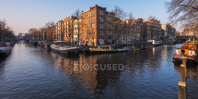 Vista panorámica del canal de Ámsterdam, Holanda - foto de stock