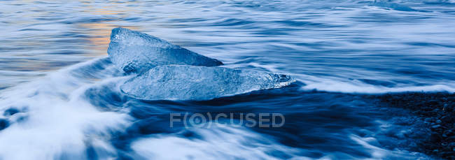 Vista panorâmica da superfície da água com rocha — Fotografia de Stock