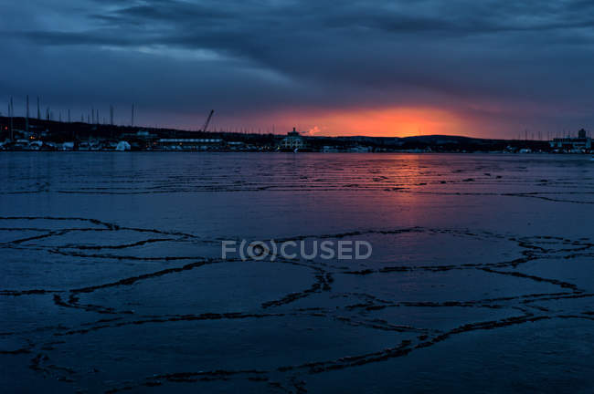 Noruega, Oslo, hermosa puesta de sol sobre el lago - foto de stock