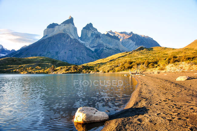 Chile, Patagonia, Parque Nacional Torres del Paine, Lago con montañas de fondo - foto de stock