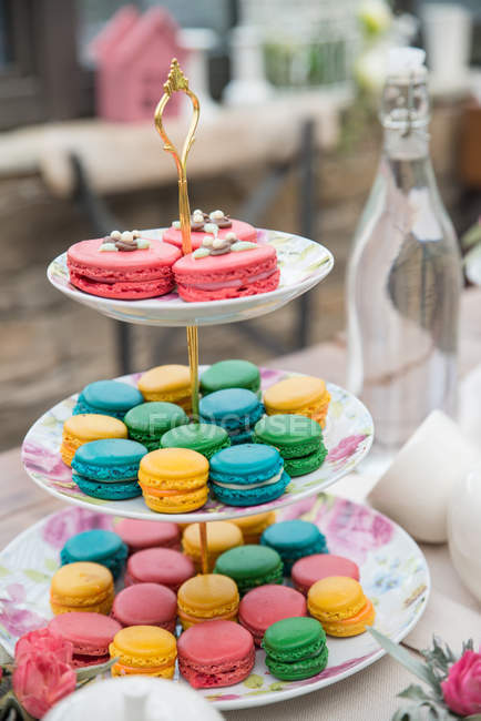 Primo piano di gustosi macaron colorati su uno stand di torta — Foto stock