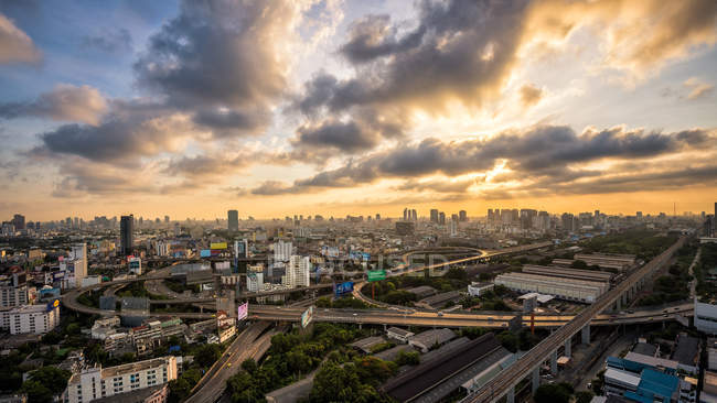 Живописный вид на горизонт Бангкока и дорожную сеть, Таиланд — стоковое фото