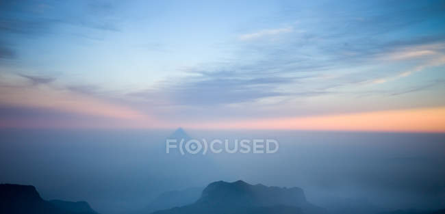 Живописный вид на восход солнца на вершине Адамс, Шри-Ланка — стоковое фото