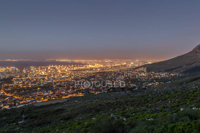 Cityscape à noite de Table Mountain, Cape Town (Cidade Do Cabo), África do Sul — Fotografia de Stock