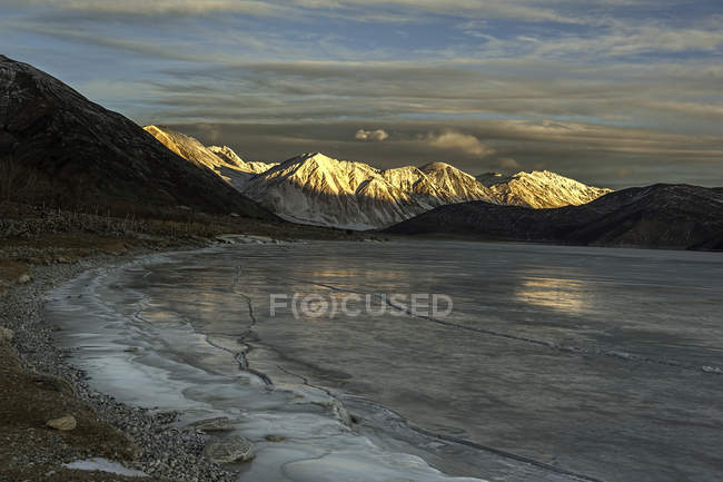 Мальовничий вид на озеро Pangong у зимовий період Ладакху, Джамму і Кашмір, Сполучені Штати Америки — стокове фото
