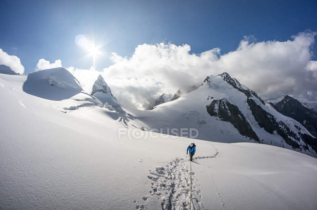 Alpinist walking on glacier in the Swiss Alps, Piz Bernina, Switzerland — Stock Photo