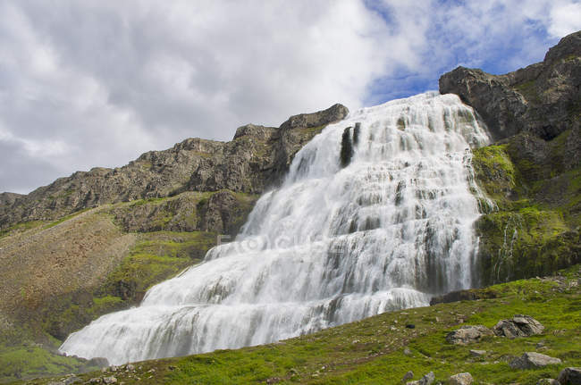 Vista panoramica della bellissima cascata dinjandi, Arnarfjord, Westfjords, Islanda — Foto stock