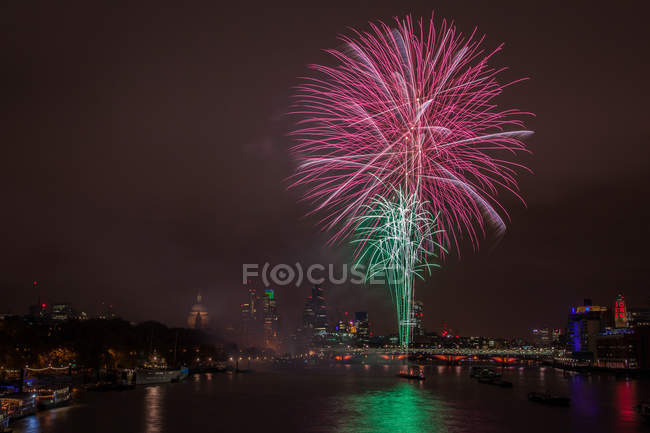 Vista panorámica del espectáculo de fuegos artificiales, Londres, Inglaterra, Reino Unido - foto de stock