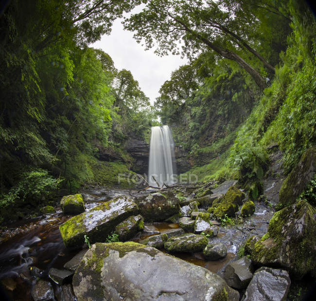 Мальовничим видом Ofwaterfall, маяки національного парку Брекон-Уельсу, Великобританія — стокове фото
