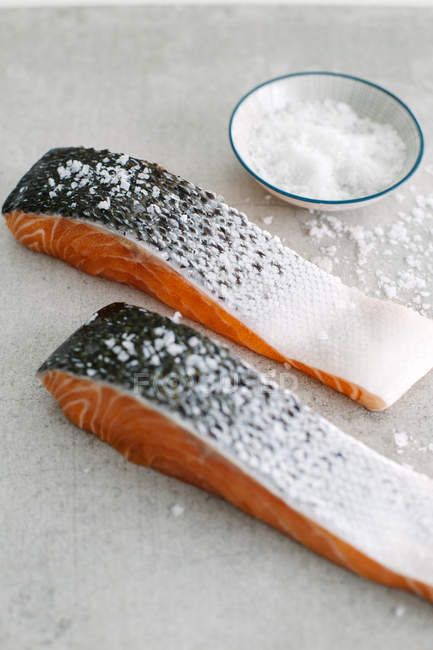Appetitlich gesalzener Lachs bereit zum Kochen — Stockfoto