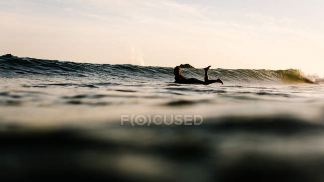 Frau im Ozeanpaddeln auf Surfbrett, Malibu, Kalifornien, Amerika, Vereinigte Staaten — Stockfoto
