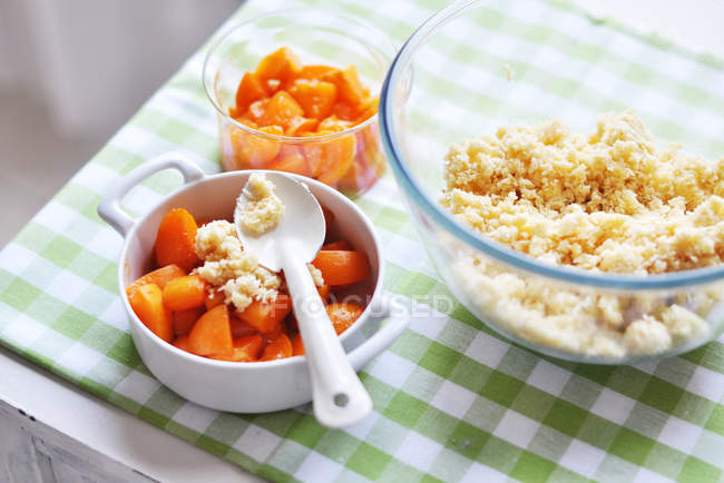 Vue rapprochée élevée des ingrédients de crumble d'abricot — Photo de stock