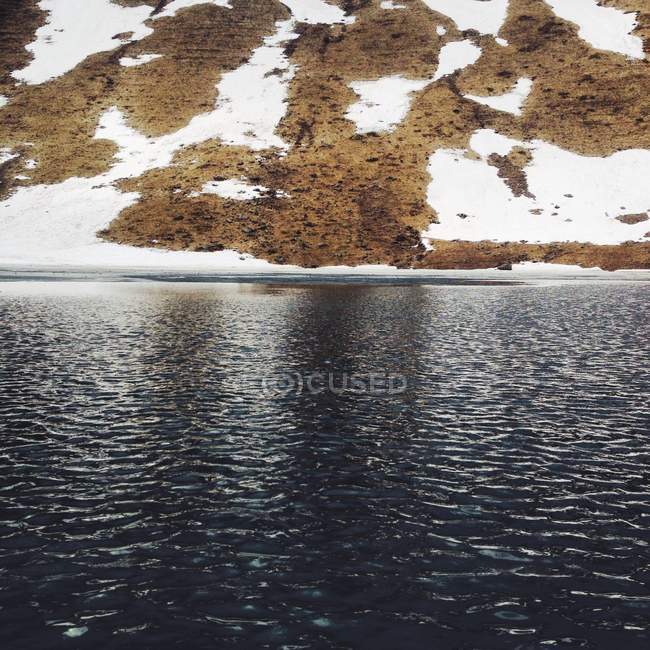 Vista panorámica del hermoso lago de montaña - foto de stock