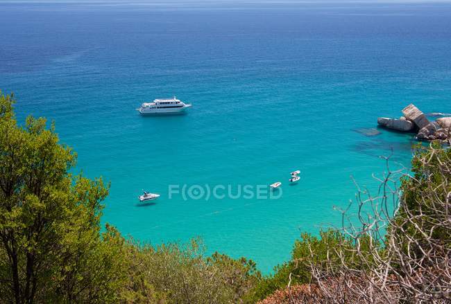 Vue panoramique sur les yachts dans une baie, Sardaigne, Italie — Photo de stock