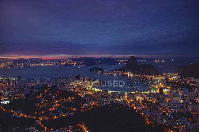 Vista panorámica de la montaña Sugarloaf y la bahía de Botafogo al atardecer, Río de Janeiro, Brasil - foto de stock