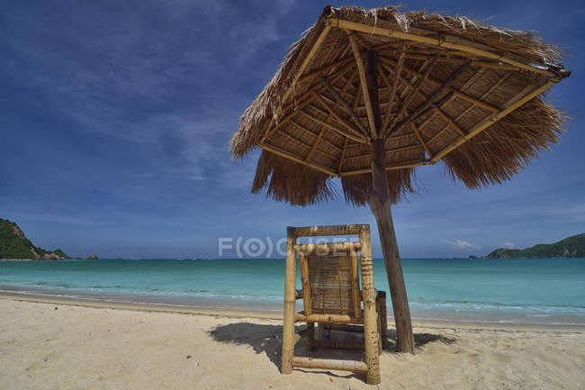 Индонезия, пляж, шезлонг на открытом воздухе и пляжный зонт — стоковое фото