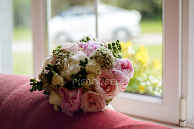Close-up of elegant wedding bouquet on couch — Stock Photo