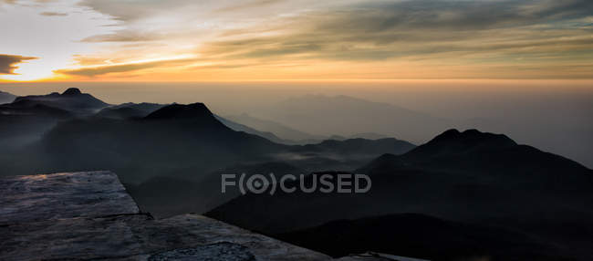 Vue panoramique sur le lever du soleil à Adams Peak, Sri Lanka — Photo de stock