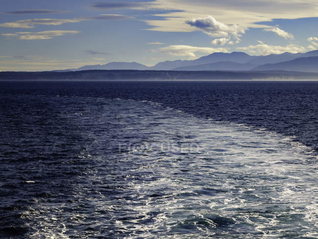 Vista panorâmica da esteira de um navio, Puget Sound, Washington, América, EUA — Fotografia de Stock