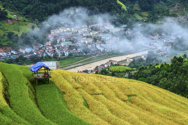 Rice terraced field and Mu Cang Chai, Yen Bai, Vietnam — Stock Photo