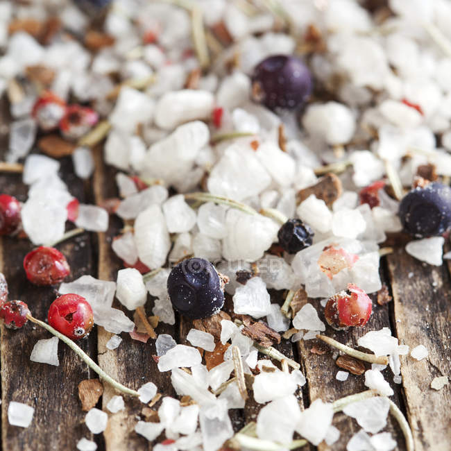 Salzkristalle und Beeren auf Holzbrett — Stockfoto