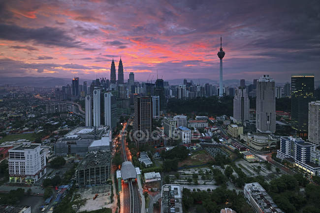 Vista panorámica del amanecer sobre la ciudad, Kuala Lumpur, Malasia - foto de stock