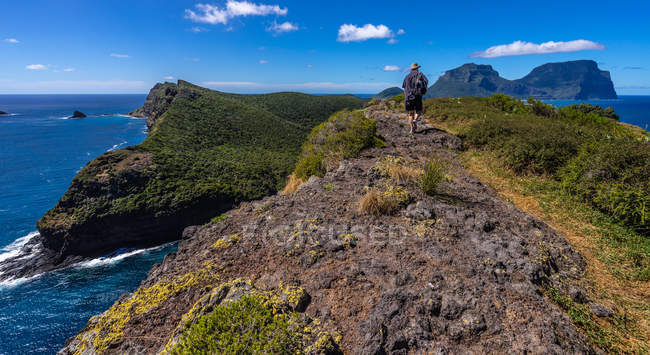 Homme marchant sur les falaises côtières, Lord Howe Island, Nouvelle-Galles du Sud, Australie — Photo de stock