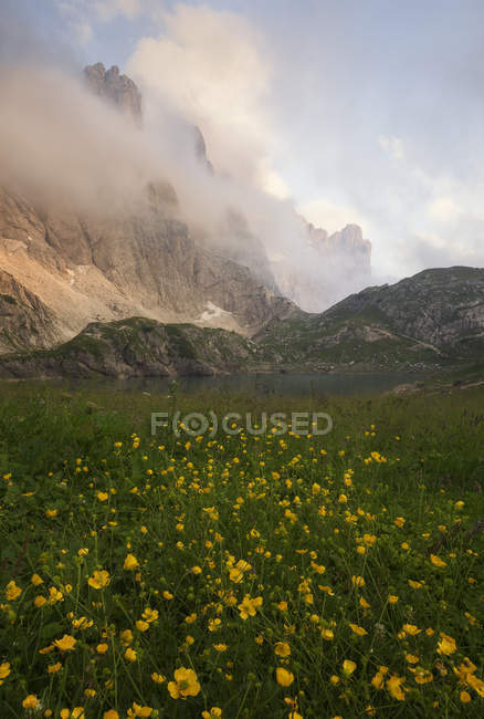 Vista panorâmica da cena da montanha Monte Civetta, Veneto, itália — Fotografia de Stock