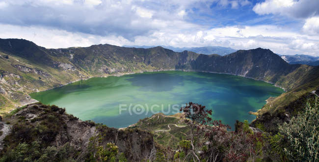 Vue panoramique sur la majestueuse lagune de Quilotoa sous un ciel fascinant, Chugchillan, Équateur — Photo de stock