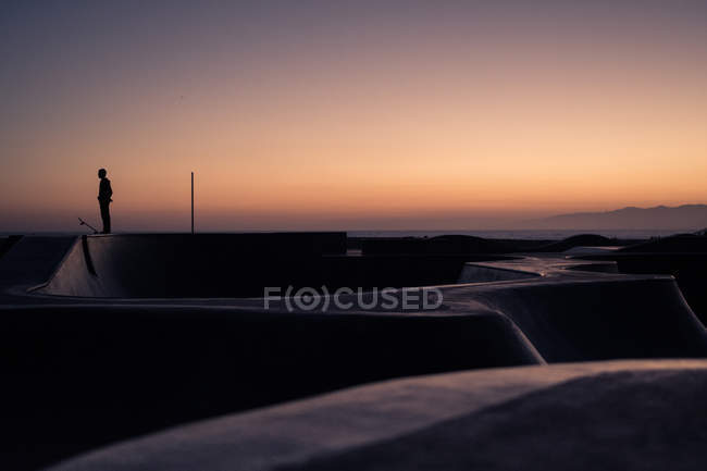 Silhouette of a skateboarder at Venice Beach, California, America, USA — Stock Photo