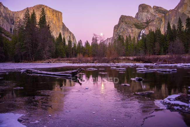Luna y rocas reflejándose en el agua en Yosemite Valley, California, Estados Unidos - foto de stock