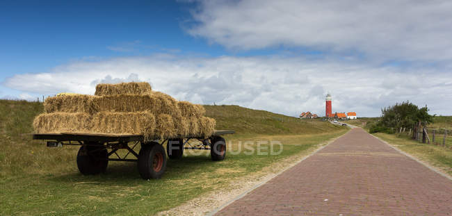 Remolque aparcado junto a la carretera rural que conduce al faro de Texel, De Cocksdorp, Holanda - foto de stock
