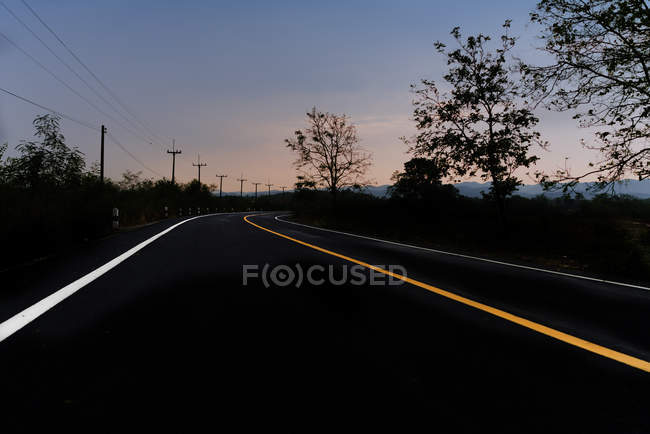 Vue panoramique de la route à travers le paysage rural au crépuscule, Italie — Photo de stock