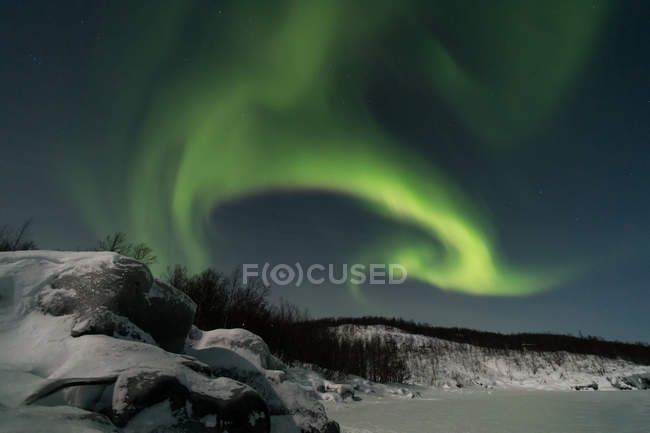 Aurora Boreal sobre el lago congelado de Tornetrask, Kiruna, Suecia - foto de stock