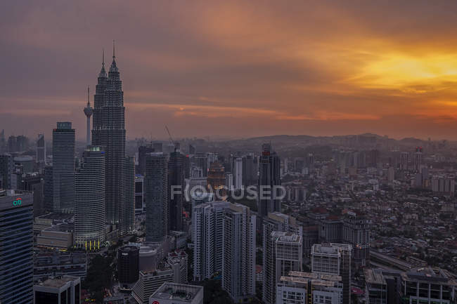 Vista panorámica de la puesta de sol sobre la ciudad, Kuala Lumpur, Malasia - foto de stock