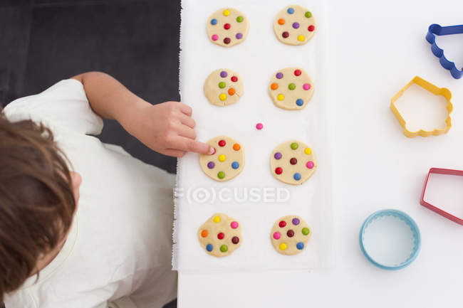 Маленький хлопчик прикрашає домашнє печиво — стокове фото