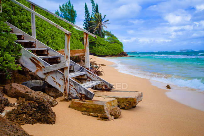 Vista panorámica de escalones de madera sobre la playa, North Shore, Oahu, Hawaii, America, USA - foto de stock
