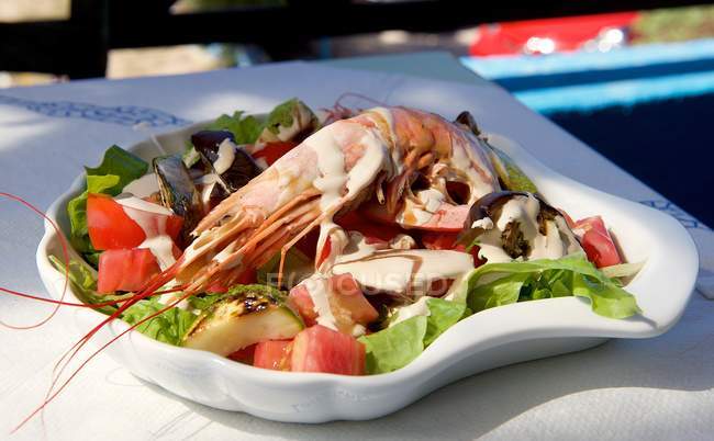 Crevette tigrée cuite avec salade sur assiette blanche — Photo de stock