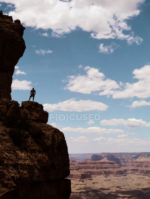 Соединенные Штаты Америки, Arizona, Grand Canyon, Hiker standing on edge of cliff — стоковое фото