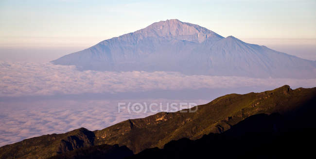 Vista panorâmica do Monte Meru ao nascer do sol vista do Monte Kilimanjaro, na Tanzânia — Fotografia de Stock