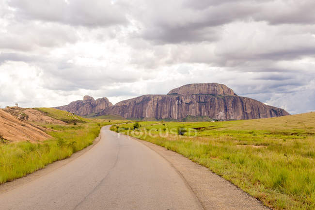 Vue panoramique de la route vide, Madagascar — Photo de stock