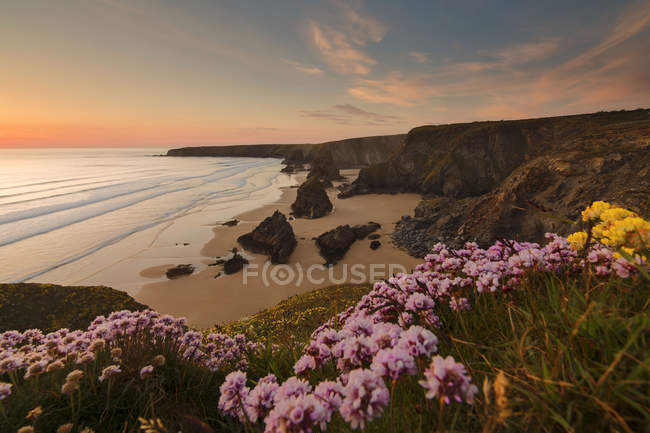 Vista panorâmica da bela praia tranquila ao pôr do sol — Fotografia de Stock